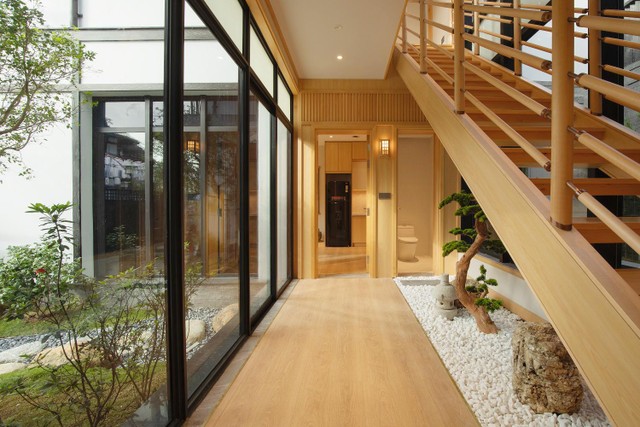 Bên trong biệt thự cũng được thiết kế những khu vườn nhỏ. Bên trong biệt thự cũng được thiết kế những khu vườn nhỏ.