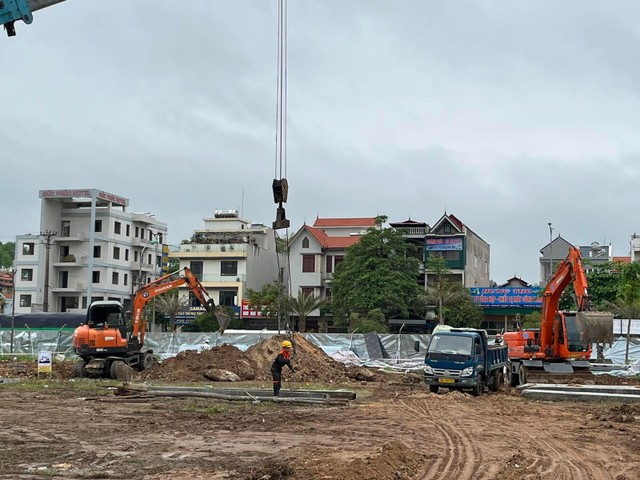 Công trường gấp rút thi công (ảnh thực tế).