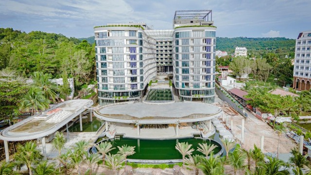 Long Beach Resort Phú Quốc tọa lạc ngay bãi biển tại trung tâm Dương Đông.