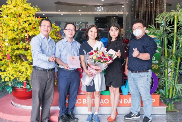 Đại diện đơn vị phân phối dự án COSMO City bàn giao SỔ HỒNG cho khách hàng. Đại diện đơn vị phân phối dự án COSMO City bàn giao SỔ HỒNG cho khách hàng.