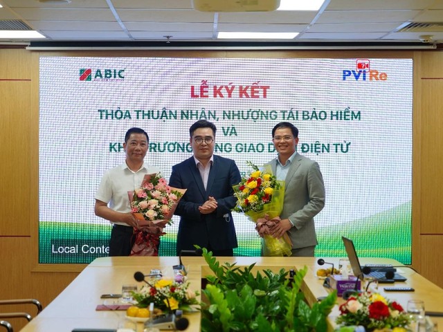 Ông Ngô Việt Trung – Cục trưởng Cục QLGSBH tặng hoa chúc mừng thành công của sự kiện. (Ảnh từ trái sang: Ông Nguyễn Tiến Hải – Tổng giám đốc ABIC, Ông Ngô Việt Trung – Cục trưởng Cục QLGSBH, Ông Trịnh Anh Tuấn – Tổng giám đốc PVI Re). Ông Ngô Việt Trung – Cục trưởng Cục QLGSBH tặng hoa chúc mừng thành công của sự kiện. (Ảnh từ trái sang: Ông Nguyễn Tiến Hải – Tổng giám đốc ABIC, Ông Ngô Việt Trung – Cục trưởng Cục QLGSBH, Ông Trịnh Anh Tuấn – Tổng giám đốc PVI Re).