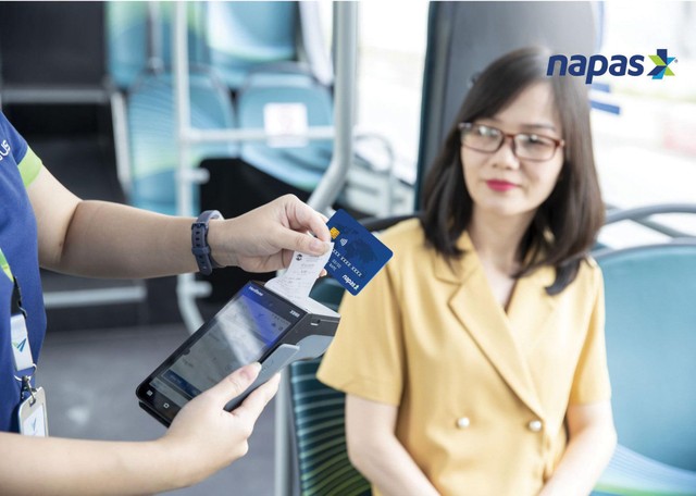Người dân thanh toán vé xe bus bằng thẻ chip Napas. Người dân thanh toán vé xe bus bằng thẻ chip Napas.