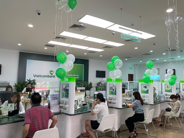 Khách hàng giao dịch tại trụ sở mới Vietcombank Phú Thọ,