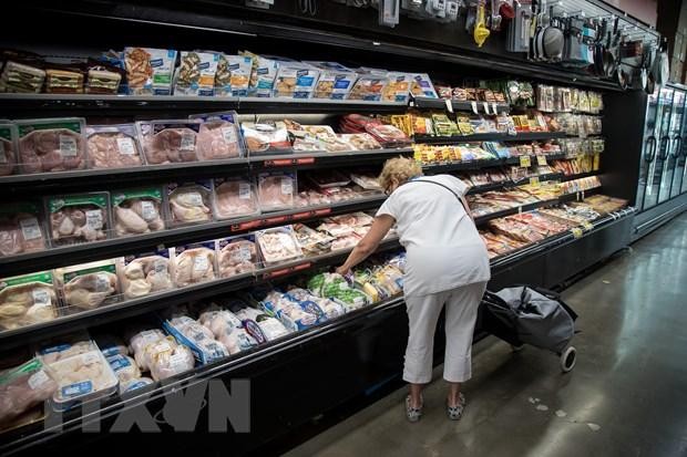 Người dân mua sắm tại một cửa hàng ở New York, Mỹ, ngày 10/6/2022. (Ảnh: THX/TTXVN). Người dân mua sắm tại một cửa hàng ở New York, Mỹ, ngày 10/6/2022. (Ảnh: THX/TTXVN).