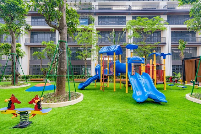 Khu vui chơi trẻ em ngoài trời ngay trong nội khu Dự án đã được phủ cỏ và đầu tư đầy đủ các trò chơi được các bé yêu thích. Khu vui chơi trẻ em ngoài trời ngay trong nội khu Dự án đã được phủ cỏ và đầu tư đầy đủ các trò chơi được các bé yêu thích.