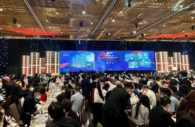 Hàng ngàn khách hàng tham dự lễ giới thiệu hai block AK 7, AK 8 của Akari City giai đoạn 2 vào tháng 3 vừa qua. Hàng ngàn khách hàng tham dự lễ giới thiệu hai block AK 7, AK 8 của Akari City giai đoạn 2 vào tháng 3 vừa qua.