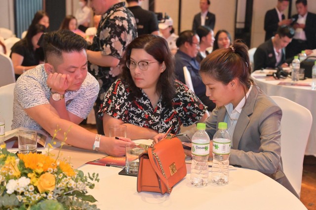 Nhà đầu tư được tư vấn về các dòng sản phẩm căn hộ, biệt thự của Felicity Phu Quoc.