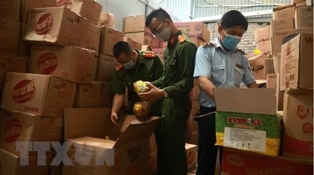 Lực lượng chức năng Hà Nội kiểm tra kho chứa hàng không rõ nguồn gốc xuất xứ. (Ảnh: TTXVN phát). Lực lượng chức năng Hà Nội kiểm tra kho chứa hàng không rõ nguồn gốc xuất xứ. (Ảnh: TTXVN phát).