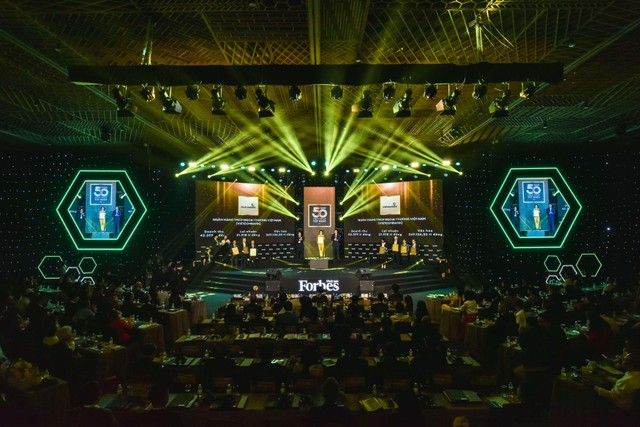 Quang cảnh Lễ vinh danh - hình ảnh tôn vinh thương hiệu Vietcombank tại sự kiện. Quang cảnh Lễ vinh danh - hình ảnh tôn vinh thương hiệu Vietcombank tại sự kiện.