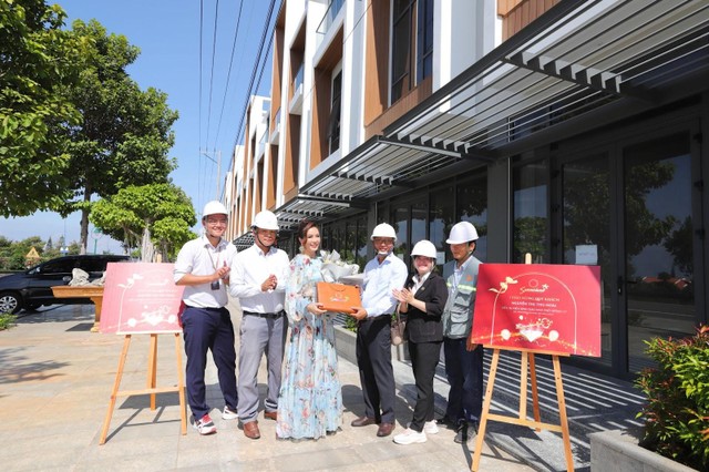 Hoa hậu Thu Hoài “xuống tiền” đầu tư 3 căn shophouse tại Mũi Né Summerland. Hoa hậu Thu Hoài “xuống tiền” đầu tư 3 căn shophouse tại Mũi Né Summerland.