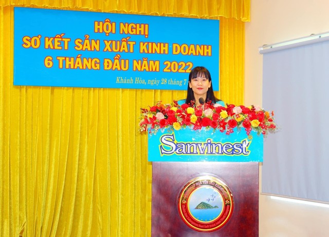 Bà Trịnh Thị Hồng Vân - Chủ tịch Hội đồng quản trị Công ty phát biểu chỉ đạo. Bà Trịnh Thị Hồng Vân - Chủ tịch Hội đồng quản trị Công ty phát biểu chỉ đạo.
