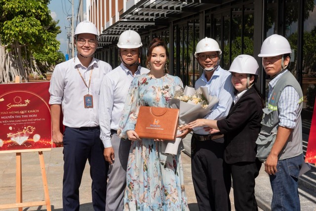 Hoa hậu Thu Hoài vừa nhận bàn giao 3 căn nhà tại Mũi Né Summerland. Hoa hậu Thu Hoài vừa nhận bàn giao 3 căn nhà tại Mũi Né Summerland.