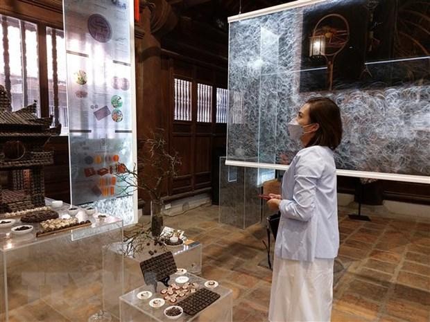 Khách tham quan sản phẩm sáng tạo trưng bày tại hội thảo “Thiết kế sáng tạo từ nguồn lực văn hóa Thủ đô”. (Ảnh: Đinh Thuận/TTXVN).