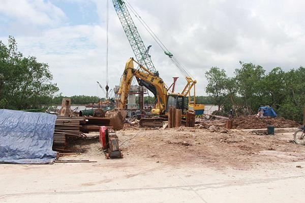 Dự án tuyến đường ven sông kết nối từ cao tốc Hạ Long- Hải Phòng đến TX Đông Triều, đoạn từ nút giao Đầm Nhà Mạc đến tỉnh lộ 338 (giai đoạn 1) đang được đẩy nhanh tiến độ thi công. Ảnh: Bùi Niên. Dự án tuyến đường ven sông kết nối từ cao tốc Hạ Long- Hải Phòng đến TX Đông Triều, đoạn từ nút giao Đầm Nhà Mạc đến tỉnh lộ 338 (giai đoạn 1) đang được đẩy nhanh tiến độ thi công. Ảnh: Bùi Niên.