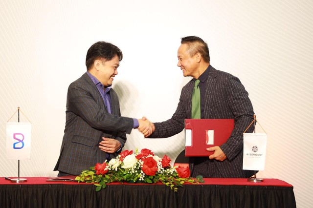 Founder Bizverse Trịnh Công Duy ký thoả thuận đầu tư cùng đại diện Quỹ đầu tư Risemount Capital.