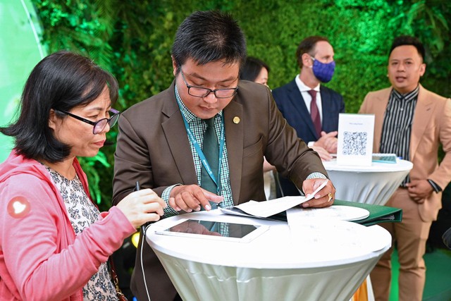 Nhân viên kinh doanh tư vấn dự án.