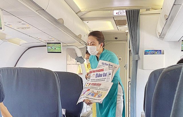 Báo Đầu tư đã trở thành bạn đồng hành thân thiết của hành khách trên các chuyến bay của Vietnam Airlines. Ảnh: T.H. Báo Đầu tư đã trở thành bạn đồng hành thân thiết của hành khách trên các chuyến bay của Vietnam Airlines. Ảnh: T.H.
