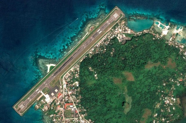 Đường băng Sân bay Quốc tế Chuuk trên đảo Weno, hòn đảo chính của bang Chuuk thuộc Liên bang Micronesia.