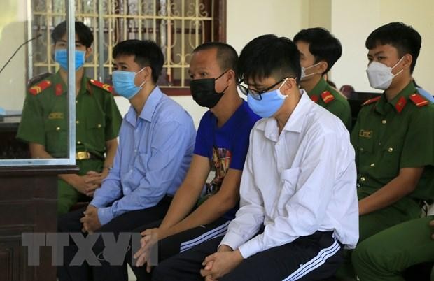 Các bị cáo Nguyễn Tấn Tài (phải), Trần Văn Quang (giữa) và Nguyễn Trung Thành tại phiên xét xử. (Ảnh: Nhựt An/TTXVN). Các bị cáo Nguyễn Tấn Tài (phải), Trần Văn Quang (giữa) và Nguyễn Trung Thành tại phiên xét xử. (Ảnh: Nhựt An/TTXVN).