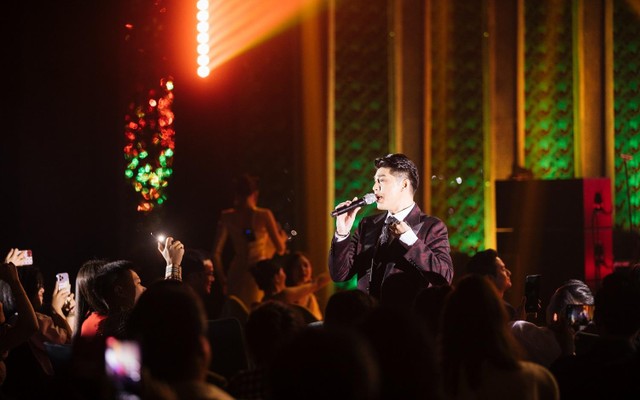 Âm nhạc hòa quyện trong không gian kiến trúc đặc trưng của Sun Signature Gallery mang tới những xúc cảm đặc biệt. Âm nhạc hòa quyện trong không gian kiến trúc đặc trưng của Sun Signature Gallery mang tới những xúc cảm đặc biệt.