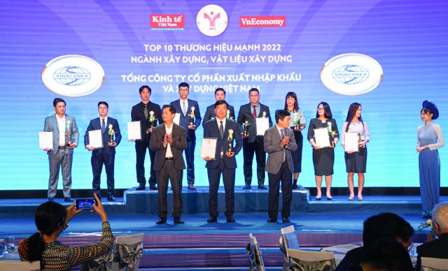 Đại diện Tổng công ty cổ phần Vinaconex vinh dự đón nhận Giải thưởng. Đại diện Tổng công ty cổ phần Vinaconex vinh dự đón nhận Giải thưởng.
