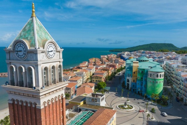 Thị trấn Địa Trung Hải đang ngày dần hoàn thiện diện mạo. Ảnh Sun Group. Thị trấn Địa Trung Hải đang ngày dần hoàn thiện diện mạo. Ảnh Sun Group.