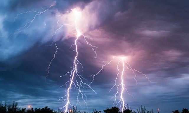 Sét có thể đạt tới nhiệt độ 30.000°C, gấp 20 lần nhiệt độ cần thiết để biến cát silica thành thủy tinh.