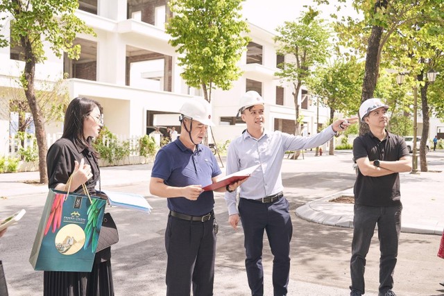Khách hàng cùng chủ đầu tư kiểm tra các hạng mục bàn giao biệt thự.