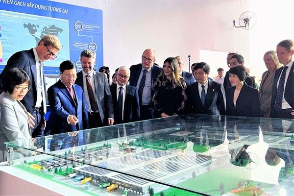 Phó Thủ tướng thường trực Phạm Bình Minh và Thái tử Đan Mạch Frederik André Henrik Christian cùng lãnh đạo các bộ, ngành và địa phương tham quan mô hình nhà máy của LEGO. Phó Thủ tướng thường trực Phạm Bình Minh và Thái tử Đan Mạch Frederik André Henrik Christian cùng lãnh đạo các bộ, ngành và địa phương tham quan mô hình nhà máy của LEGO.