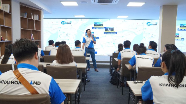Tập đoàn Khải Hoàn Land liên tục tổ chức các sự kiện đào tạo chuyên sâu dự án, tạo nền tảng vững vàng cho các K.I.S trước chiến dịch bán hàng quan trọng. Tập đoàn Khải Hoàn Land liên tục tổ chức các sự kiện đào tạo chuyên sâu dự án, tạo nền tảng vững vàng cho các K.I.S trước chiến dịch bán hàng quan trọng.