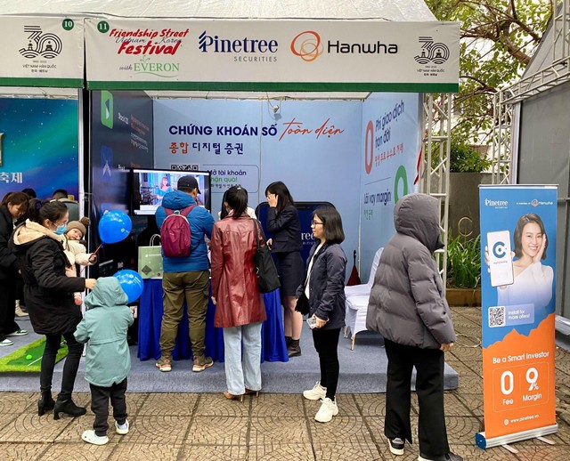 Gian hàng của Pinetree thu hút nhiều sinh viên và người đi làm. Gian hàng của Pinetree thu hút nhiều sinh viên và người đi làm.