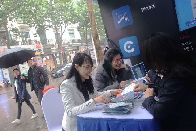 Trải nghiệm các ứng dụng đầu tư của Pinetree ngay tại gian hàng. Trải nghiệm các ứng dụng đầu tư của Pinetree ngay tại gian hàng.