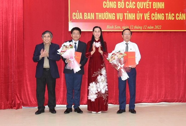 Bà Bùi Thị Quỳnh Vân, Bí thư Tỉnh ủy, Chủ tịch HĐND tỉnh Quảng Ngãi trao các quyết định điều động ông Lương Kim Sơn và luân chuyển ông Nguyễn Tưởng Duy. Ảnh: T.C. Bà Bùi Thị Quỳnh Vân, Bí thư Tỉnh ủy, Chủ tịch HĐND tỉnh Quảng Ngãi trao các quyết định điều động ông Lương Kim Sơn và luân chuyển ông Nguyễn Tưởng Duy. Ảnh: T.C.