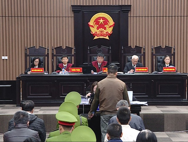 Nhiều nhân viên Công ty AIC được cựu Phó tổng giám đốc Hoàng Thị Thúy Nga xin xem xét giảm nhẹ hình phạt. Nhiều nhân viên Công ty AIC được cựu Phó tổng giám đốc Hoàng Thị Thúy Nga xin xem xét giảm nhẹ hình phạt.