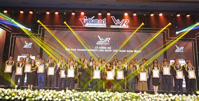 Các đại diện doanh nghiệp được trao giải “Top 500 Doanh nghiệp lớn nhất Việt Nam năm 2022”. Các đại diện doanh nghiệp được trao giải “Top 500 Doanh nghiệp lớn nhất Việt Nam năm 2022”.