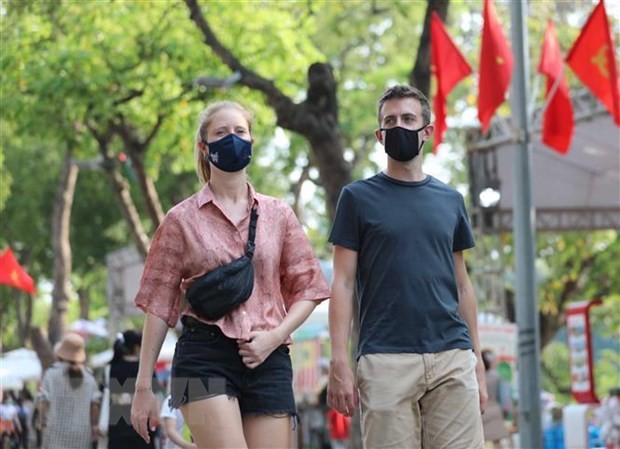 Du khách quốc tế trải nghiệm không gian phố đi bộ. (Ảnh: Thanh Tùng/TTXVN).