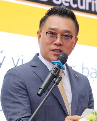 Ông Jeon Mun Cheol, Quyền Tổng giám đốc Công ty Chứng khoán KB Việt Nam. Ông Jeon Mun Cheol, Quyền Tổng giám đốc Công ty Chứng khoán KB Việt Nam.