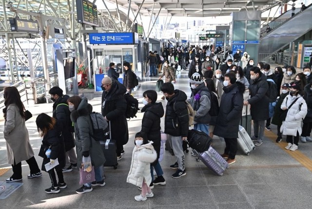 Theo dự báo của Viện giao thông Hàn Quốc, sẽ có hơn 26 triệu người - tương đương một nửa dân số nước này về quê đón Tết Nguyên đán năm nay, tăng 20% so với cùng kỳ năm ngoái. (Ảnh: Getty).