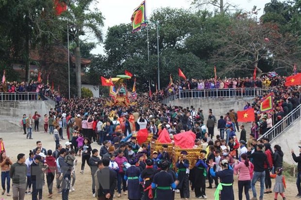 Mỗi năm có tới hàng trăm ngàn lượt khách hành hương tìm về đền Đông Cuông dâng hương kính Mẫu Đệ Nhị Thượng ngàn. (Ảnh: TTXVN phát). Mỗi năm có tới hàng trăm ngàn lượt khách hành hương tìm về đền Đông Cuông dâng hương kính Mẫu Đệ Nhị Thượng ngàn. (Ảnh: TTXVN phát).