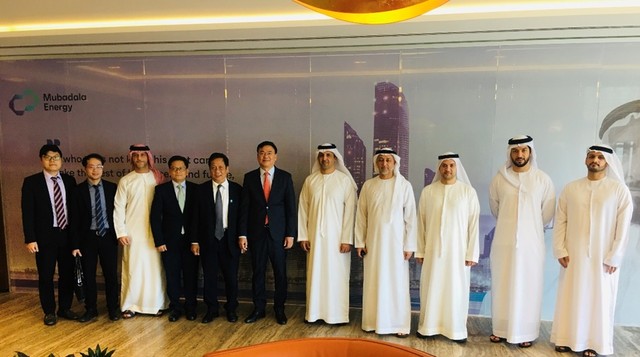 Thứ trưởng Phạm Quang Hiệu chụp hình lưu niệm với ban lãnh đạo Tập đoàn Mubadala. Thứ trưởng Phạm Quang Hiệu chụp hình lưu niệm với ban lãnh đạo Tập đoàn Mubadala.