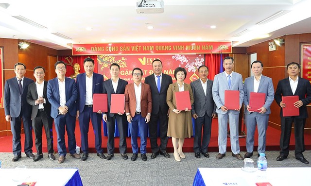 Tổng giám đốc và các Phó Tổng giám đốc Công ty ký kết triển khai kế hoạch SXKD năm 2023. Tổng giám đốc và các Phó Tổng giám đốc Công ty ký kết triển khai kế hoạch SXKD năm 2023.