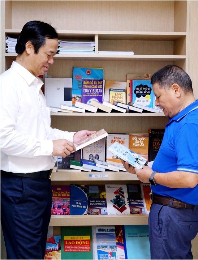 Đồng chí Trần Xuân Thành – Chủ tịch Công đoàn PV GAS (trái) tìm hiểu về việc tổ chức tủ sách tại công trình khí của KCM. Đồng chí Trần Xuân Thành – Chủ tịch Công đoàn PV GAS (trái) tìm hiểu về việc tổ chức tủ sách tại công trình khí của KCM.