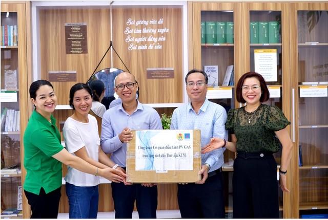 Đại diện Công đoàn Cơ quan điều hành PV GAS chuyển món quà hàng chục cuốn sách hay do NLĐ đóng góp để tặng cho Thư viện KCM. Đại diện Công đoàn Cơ quan điều hành PV GAS chuyển món quà hàng chục cuốn sách hay do NLĐ đóng góp để tặng cho Thư viện KCM.