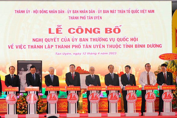 Lãnh đạo Quốc hội và Chính phủ chính thức công bố thành lập Thành phố Tân Uyên thuộc tỉnh Bình Dương - Ảnh: Lê Minh. Lãnh đạo Quốc hội và Chính phủ chính thức công bố thành lập Thành phố Tân Uyên thuộc tỉnh Bình Dương - Ảnh: Lê Minh.