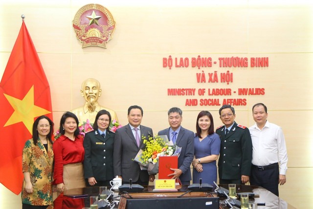 Thứ trưởng Bộ Lao động – Thương binh và Xã hội Lê Văn Thanh trao quyết định bổ nhiệm ông Nguyễn Anh Tuấn. (ảnh: Chinhphu.vn). Thứ trưởng Bộ Lao động – Thương binh và Xã hội Lê Văn Thanh trao quyết định bổ nhiệm ông Nguyễn Anh Tuấn. (ảnh: Chinhphu.vn).