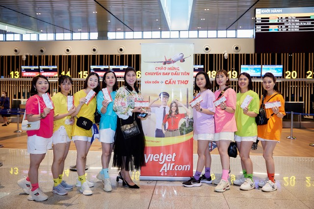 Những hành khách đầu tiên háo hức di chuyển từ Cảng HKQT Vân Đồn tới Cần Thơ. Những hành khách đầu tiên háo hức di chuyển từ Cảng HKQT Vân Đồn tới Cần Thơ.