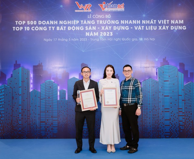 Tổng giám đốc Lê Tuấn Nghĩa và đại diện doanh nghiệp đến dự lễ trao giải. Tổng giám đốc Lê Tuấn Nghĩa và đại diện doanh nghiệp đến dự lễ trao giải.