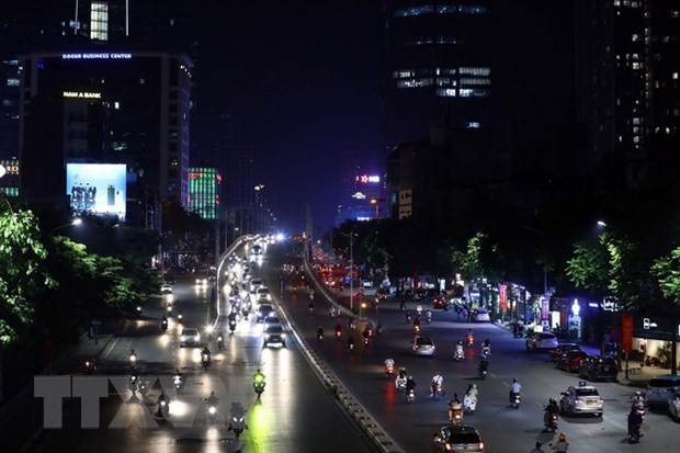 Trong những ngày này, đường phố Thủ đô tối hơn thường lệ rất nhiều. Tuyến đường Nguyễn Chí Thanh-Văn Cao lúc 20h ngày 5/6. (Ảnh: Huy Hùng/TTXVN) Trong những ngày này, đường phố Thủ đô tối hơn thường lệ rất nhiều. Tuyến đường Nguyễn Chí Thanh-Văn Cao lúc 20h ngày 5/6. (Ảnh: Huy Hùng/TTXVN)