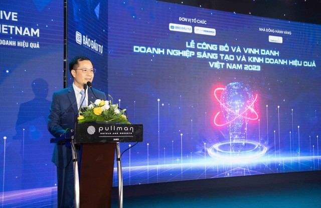 Ông Lê Hoàng Tùng - Kế toán trưởng Vietcombank chia sẻ về hoạt động đổi mới sáng tạo của Vietcombank. Ông Lê Hoàng Tùng - Kế toán trưởng Vietcombank chia sẻ về hoạt động đổi mới sáng tạo của Vietcombank.