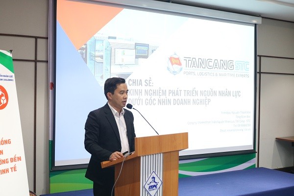 Ông Nguyễn Thanh Nhã, Tổng giám đốc Công ty TNHH phát triển nguồn nhân lực Tân Cảng - STC phát biểu tại Hội thảo. Ông Nguyễn Thanh Nhã, Tổng giám đốc Công ty TNHH phát triển nguồn nhân lực Tân Cảng - STC phát biểu tại Hội thảo.